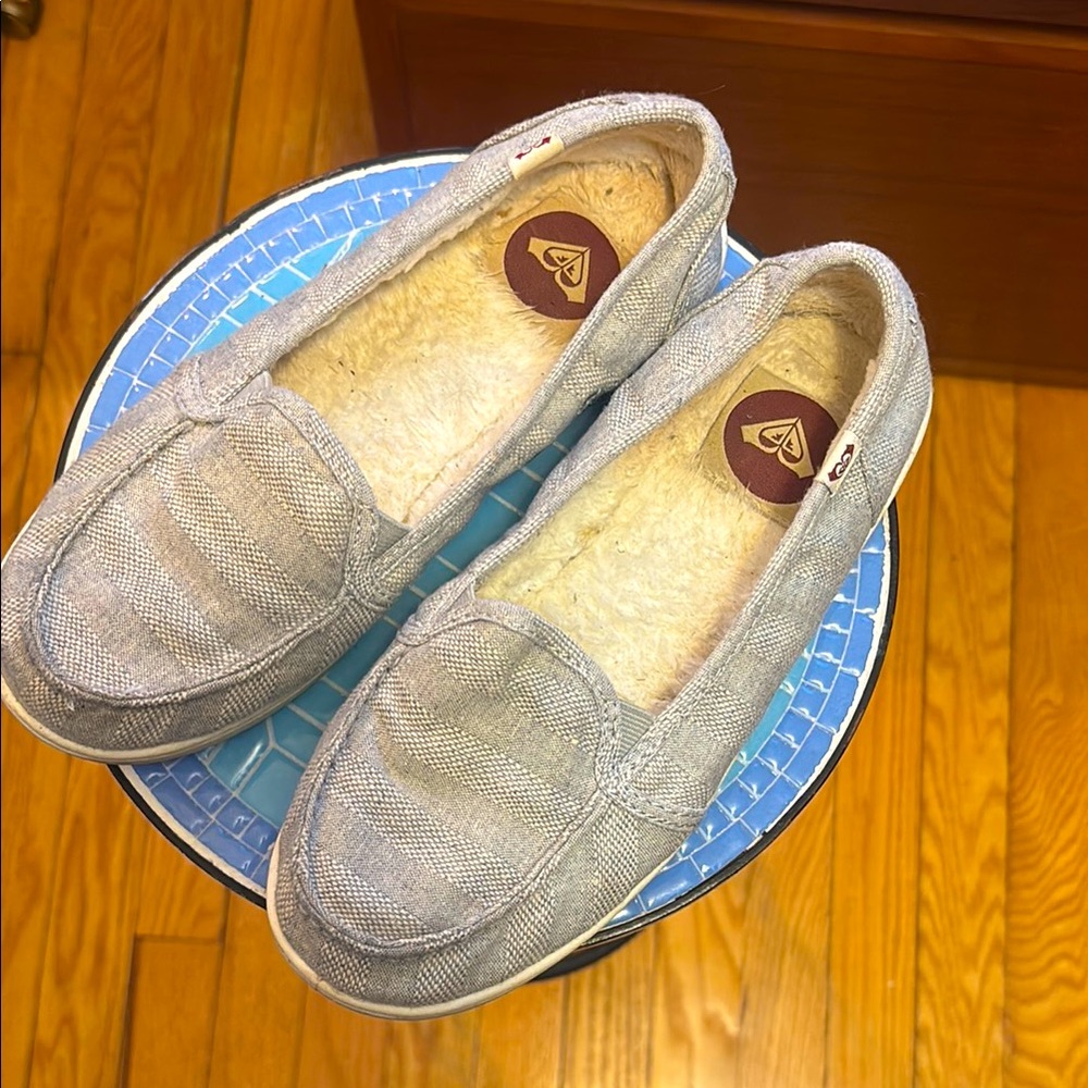 Roxy Furry Size 6 Gray Slip-On Loafers